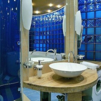 сини стъклени блокове в дизайна на банята