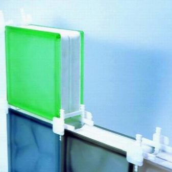 стъклени блокове по време на монтажа