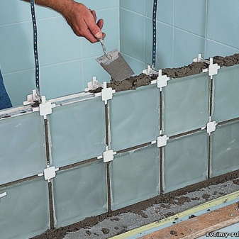 поставяне на стъклени блокчета върху цимент