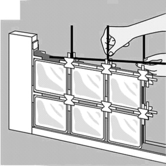 запълване на стената със стъклени блокчета