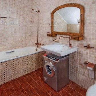 Wasmachine gecombineerd met een wastafel in een ruime badkamer.