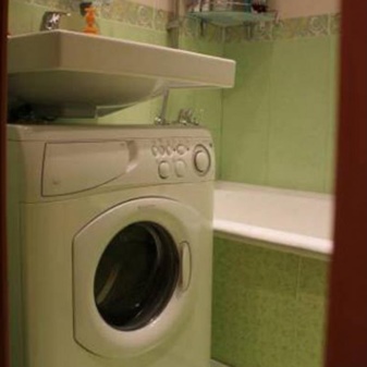 kitsas pesumasin valamu all