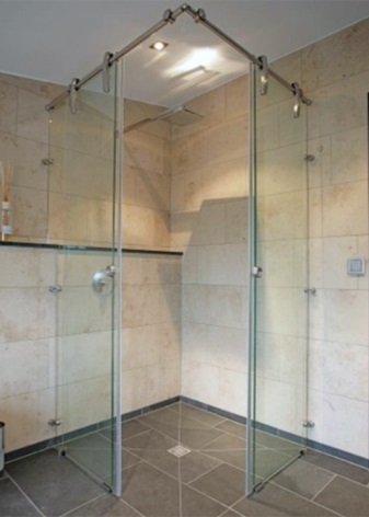 Sloped floor in shower stall