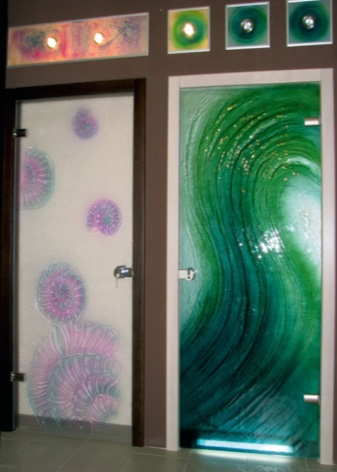 Frostad dörrar med färgtryck