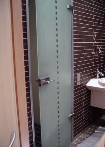 Dörrar i frostat glas i badrummet