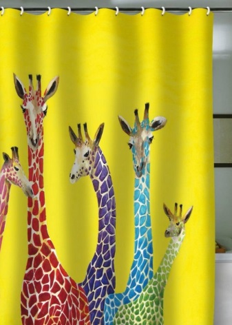 Gula gardiner i gult badrum