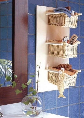 Cassetti di vimini in bagno