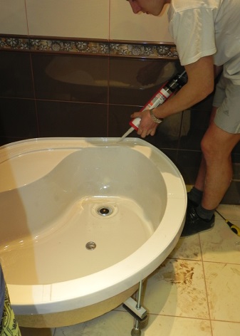 Montering af en høj bruseniche