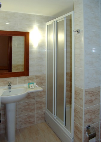 Rectangular shower cubicle in a niche