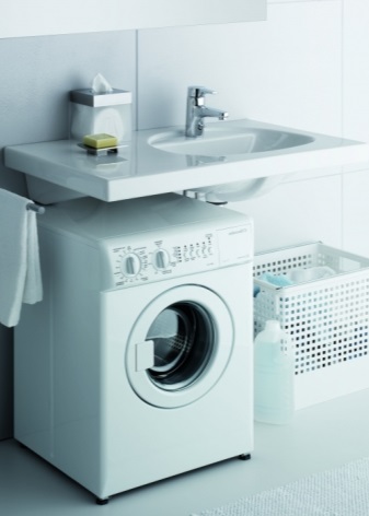 Umivalnik nad pralnim strojem