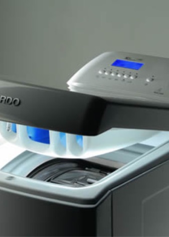 Pralni stroj z navpičnim polnilnikom