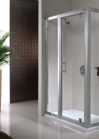 Nízký rohový sprchový kout s nízkou vaničkou a dvěma přepážkami