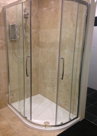 Nízký rohový sprchový kout s nízkou vaničkou 