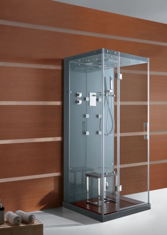 Sprchový kout s nízkou akrylátovou sprchovou vaničkou a funkcí hydromasáže.