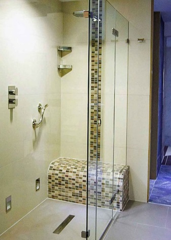 Rohový sprchový kout s nízkou vaničkou