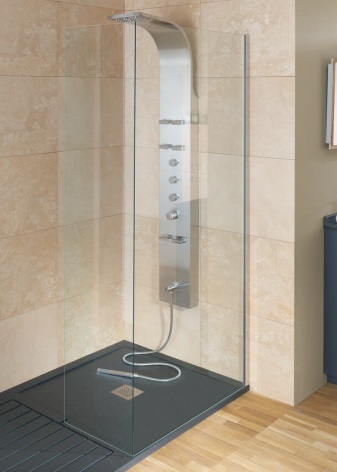 Sprchový kout s nízkou vaničkou a skleněnými stěnami
