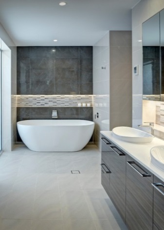 Осветена ниша в банята точно над ваната и над мивката.