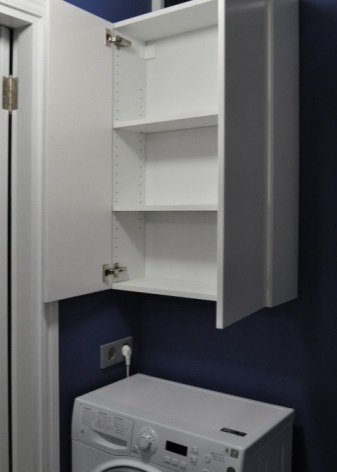 Λευκή μονάδα τοίχου με τρία ράφια πάνω από το πλυντήριο ρούχων στο μπάνιο