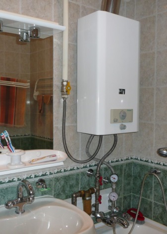 Gázüzemű vízmelegítő a fürdőszobában