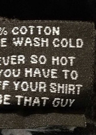 Englischer Humor auf einem T-Shirt-Etikett