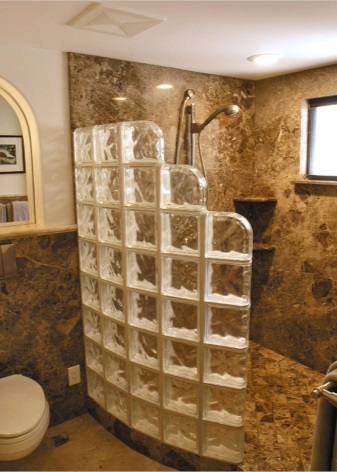 преграда от стъклени блокчета в малка баня