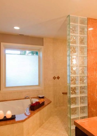 комбинирана преграда със стъклени блокове