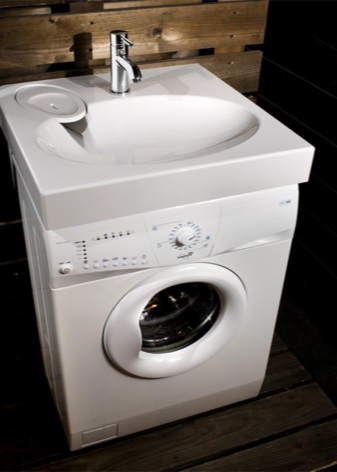 Wasmachine en wastafel in dezelfde stijl