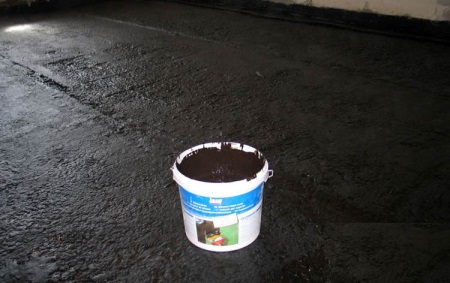 Puulattian vedeneristys