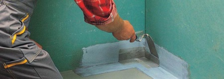 Kylpyhuoneen vedeneristyksen valmistelevat työt