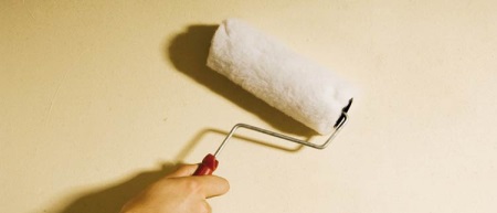 Voorbereidende werkzaamheden voor het aanbrengen van de zelfklevende folie.