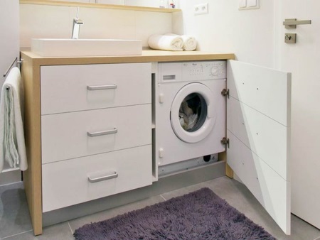 Mașină de spălat ascunsă într-o baie Hrușciov