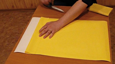 Hoe de zelfklevende tape te snijden