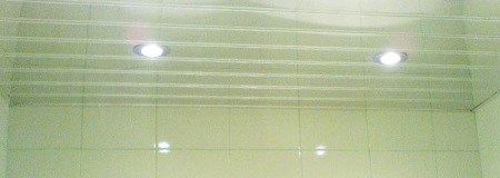 Tecto lateral na casa de banho