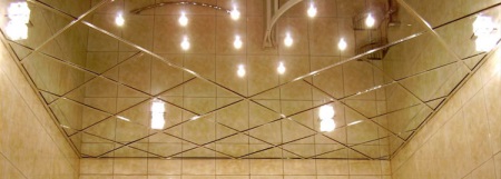 Tecto espelhado na casa de banho