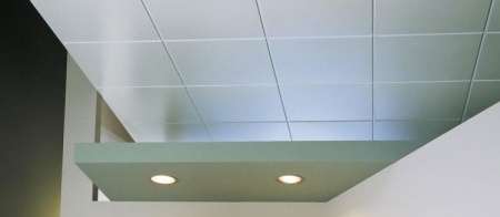 Tecto de azulejo na casa de banho