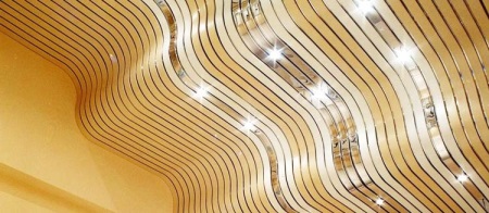 Tecto de alumínio com ecrã de rio na casa de banho