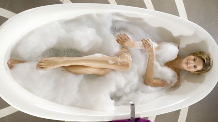 Pulire vasche da bagno in acrilico.