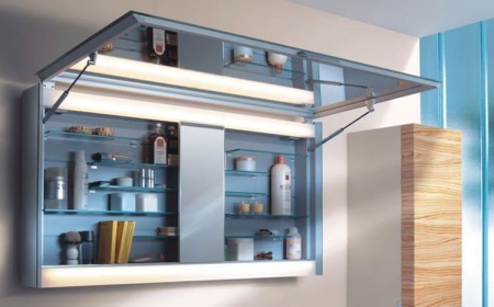 Baie de pre-perete într-o khrushchovka - rafturi dulapuri