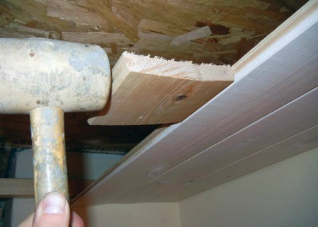 Der Einbau einer abgehängten Decke mit Holzlatten wird nicht empfohlen