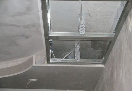 Montage einer abgehängten Decke im Badezimmer