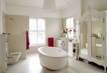 accents dans la baignoire blanche