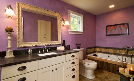 Salle de bains violette