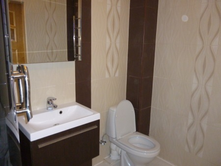 Egy kis fürdőszoba minimális bútorokkal