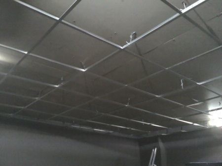 Montage einer abgehängten Decke im Badezimmer