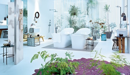 Des accents de couleur dans une salle de bains blanche.