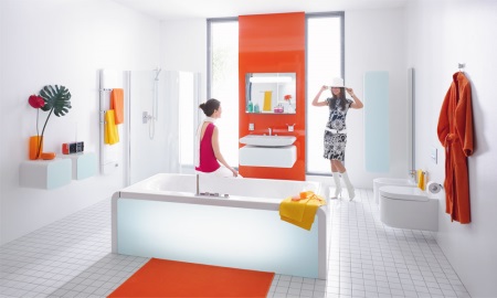 Salle de bains blanche moderne avec accents lumineux