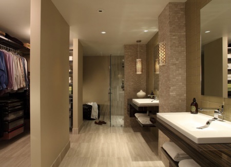 Beige badrum med trämöbler