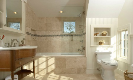 Beige och vitt badrum