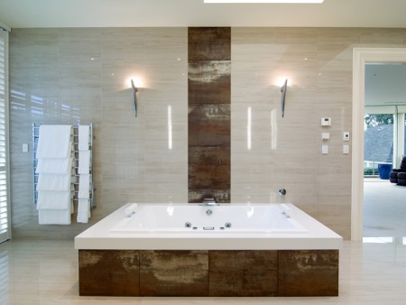 Una grande vasca da bagno - molta acqua