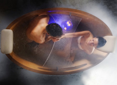 Vista d'insieme della grande vasca da bagno